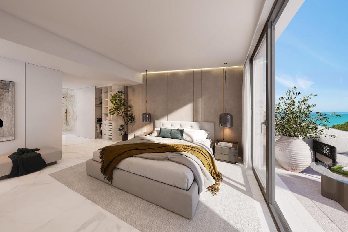 Elegante master slaapkamer met zeezicht in een penthouse in Benalmádena. Een serene ruimte voor ontspanning.