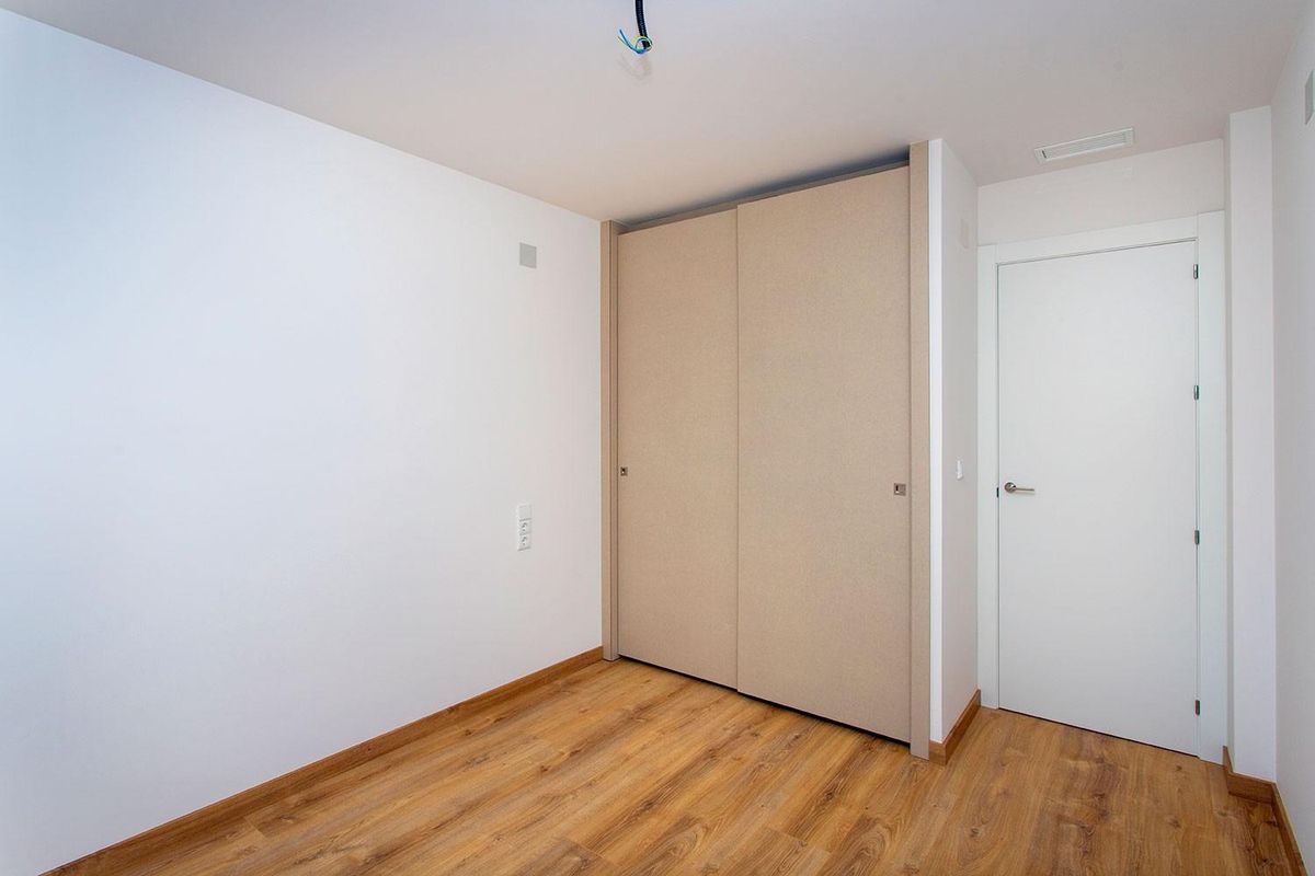 Lege slaapkamer met inbouwkast in een benedenappartement in Hondón de las Nieves, Costa Blanca Zuid.