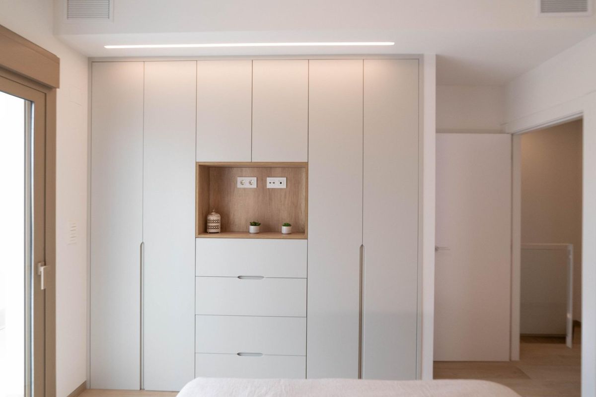 Stijlvolle opslagoplossingen in de slaapkamer van een moderne 3-slaapkamer villa in Rojales, met nadruk op efficiëntie en design.