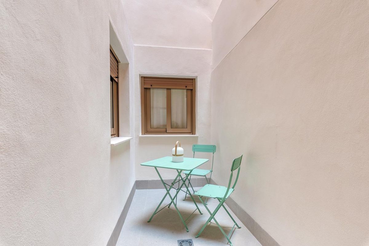 Charmante buitenruimte met een mintgroene tafel en stoelen in een 3-slaapkamer penthouse binnenplaats in Jacarilla.