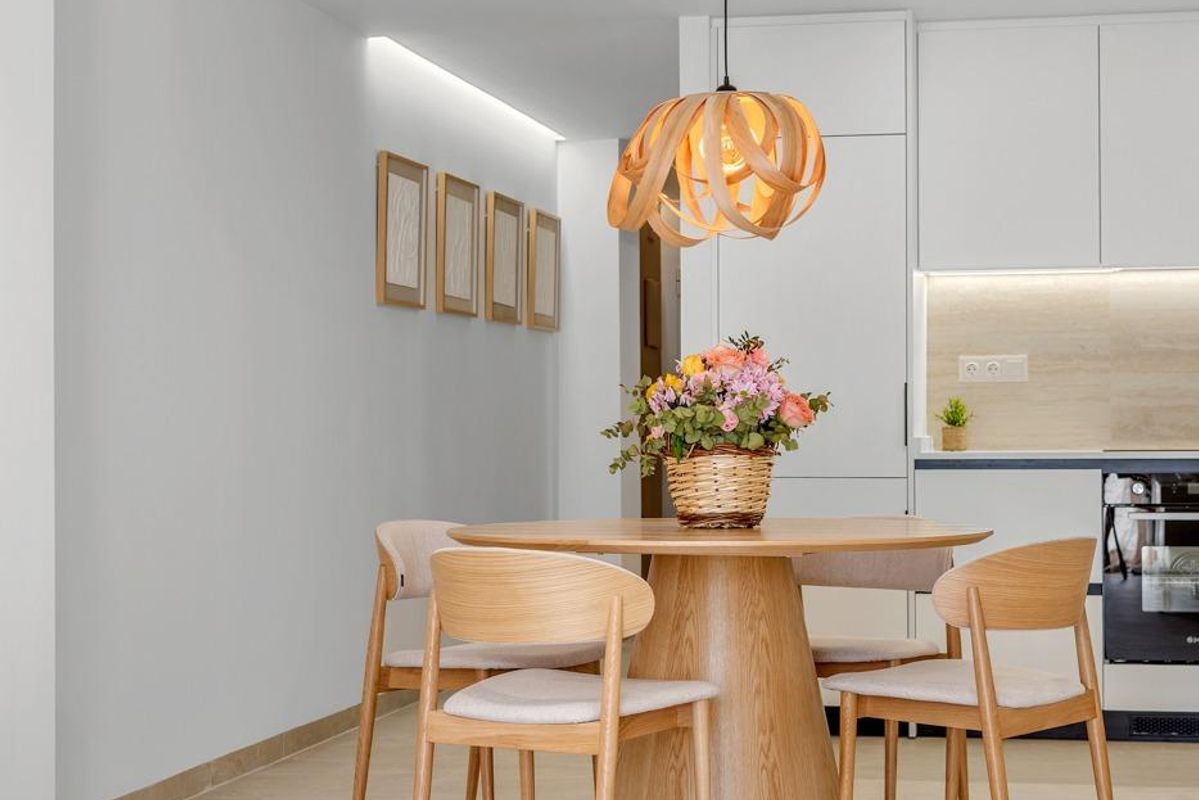 Eetruimte met stijlvol meubilair in het 3-slaapkamer penthouse, gelegen in Jacarilla, Costa Blanca Zuid, Spanje.