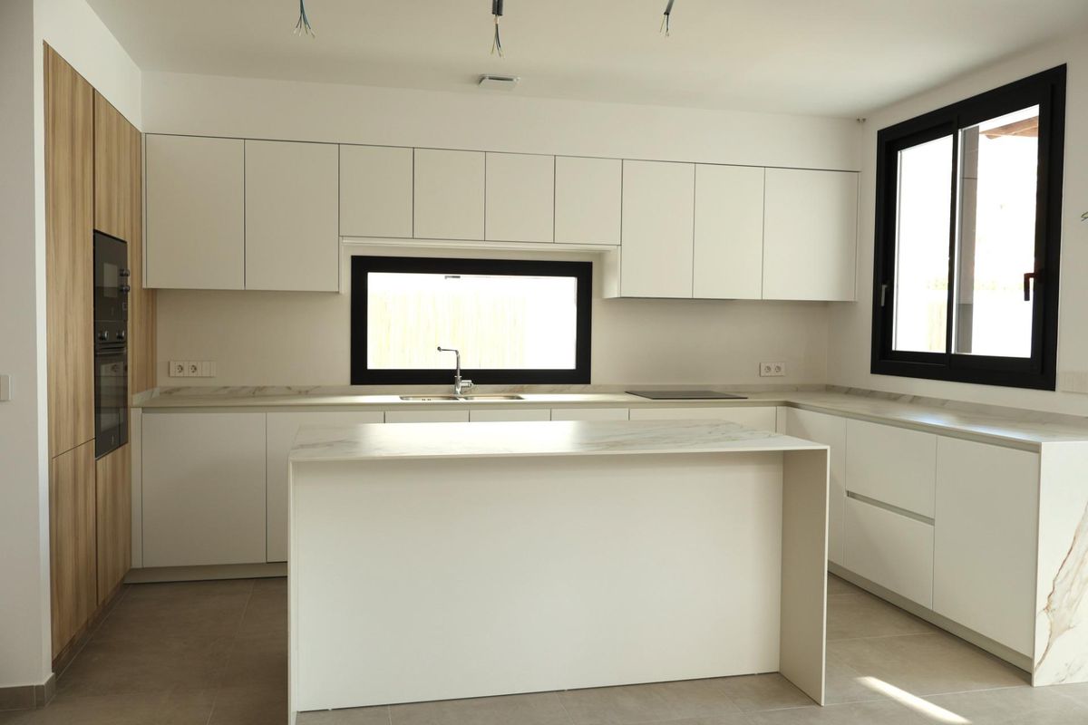 Moderne keuken in de villa van Alfas del Pi, met strakke kasten en een ruime indeling.