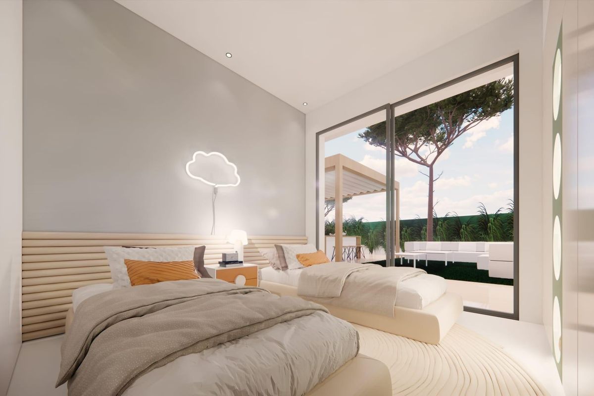 Heldere slaapkamer met twee bedden en grote ramen die uitkijken op de tuin in een 3-slaapkamer villa in Pilar de La Horadada.