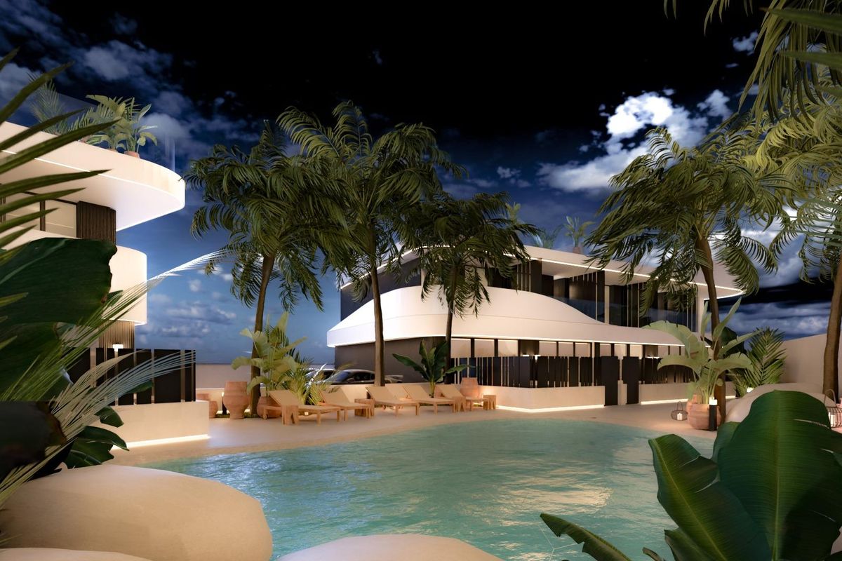 Stijlvol avondbeeld van een moderne townhouse met zwembad en tropische omgeving in Orihuela Costa.