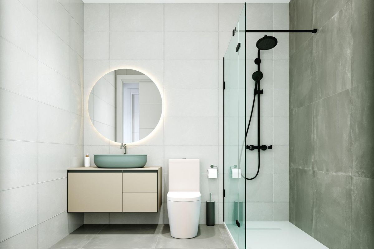 Strakke badkamer in de bungalow met moderne armaturen en een glazen douche in Torre Pacheco.