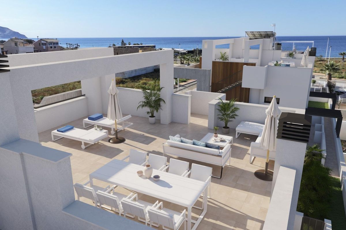 Dakterras van het appartement met zit- en eetgedeeltes, met uitzicht op de kust van Puerto de Mazarron.