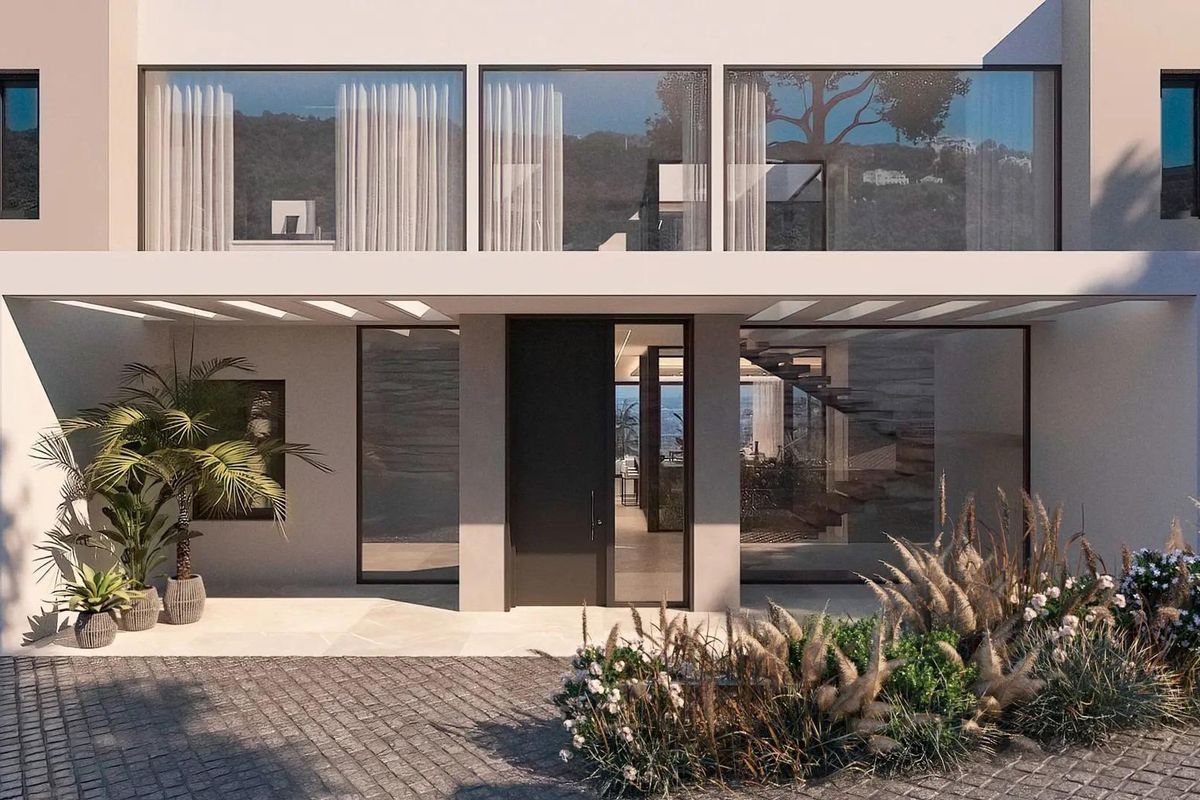 Contemporary entree van een villa, met glasschermen en landschapsarchitectuur in Benahavís, Costa del Sol.