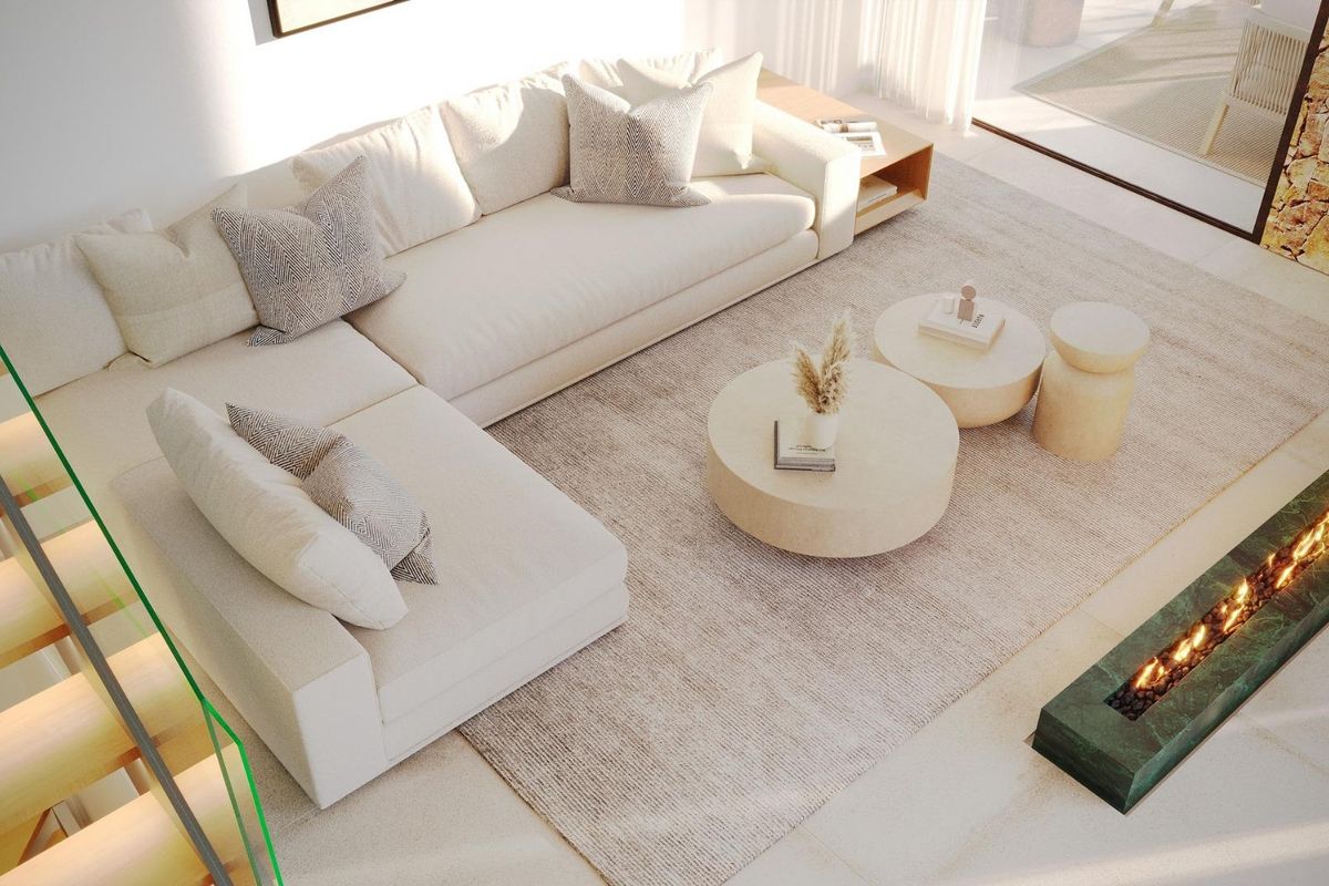 Heldere woonkamer met een moderne bank en natuurlijke accenten, gelegen in een 4-slaapkamer villa in Jávea, Costa Blanca Noord.