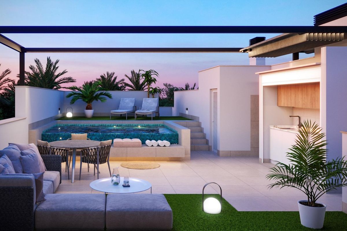 Dakterras met zwembad en zitgelegenheid in Pilar de La Horadada, een ruime bungalow met 3 slaapkamers in Costa Blanca Zuid.