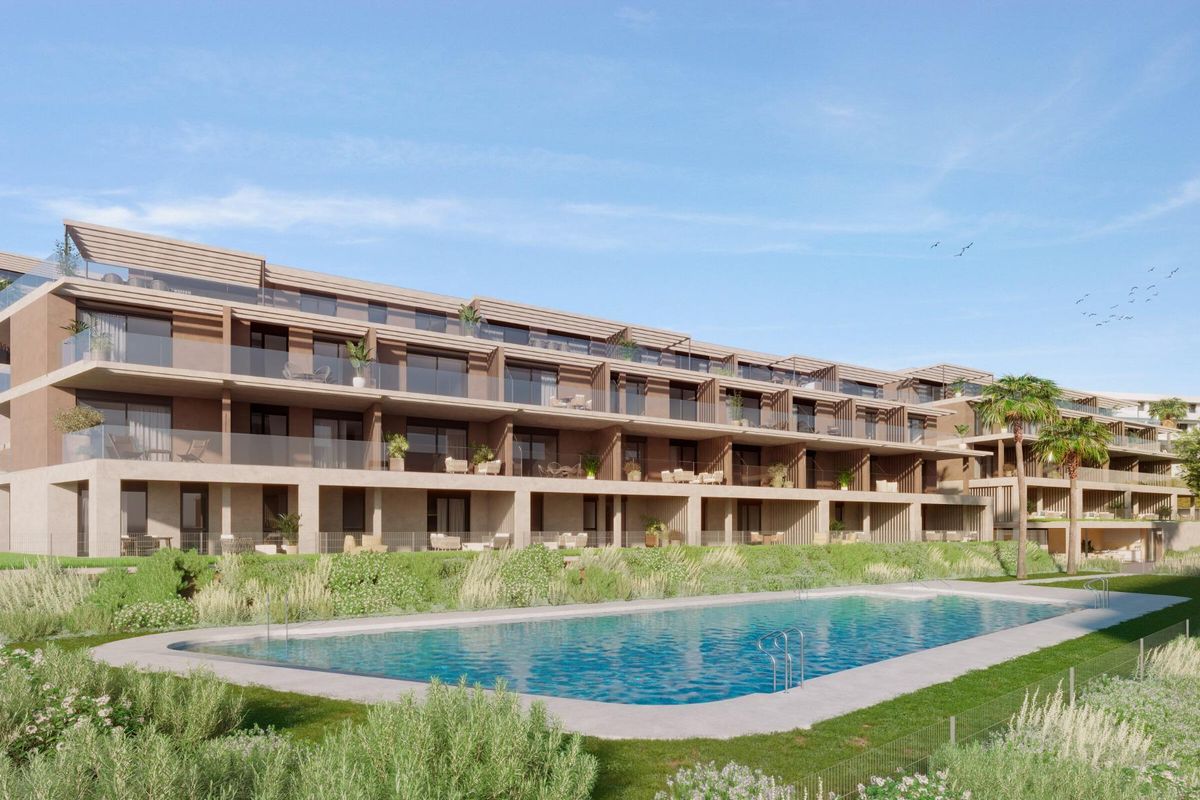 Buitenzicht op een modern appartementencomplex met een gedeeld zwembad in Estepona, Costa del Sol.