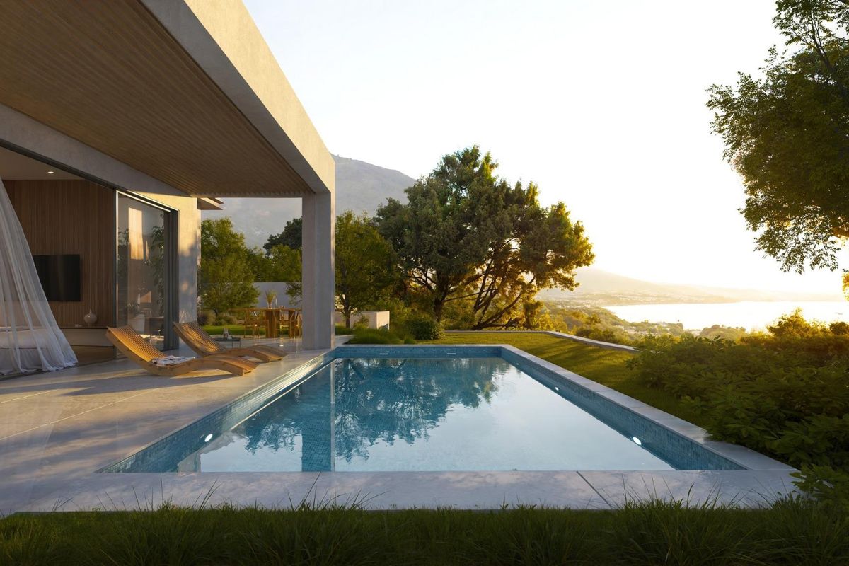 Elegante villa in Mijas met een rustige zwembadomgeving omringd door weelderig groen bij zonsopgang.