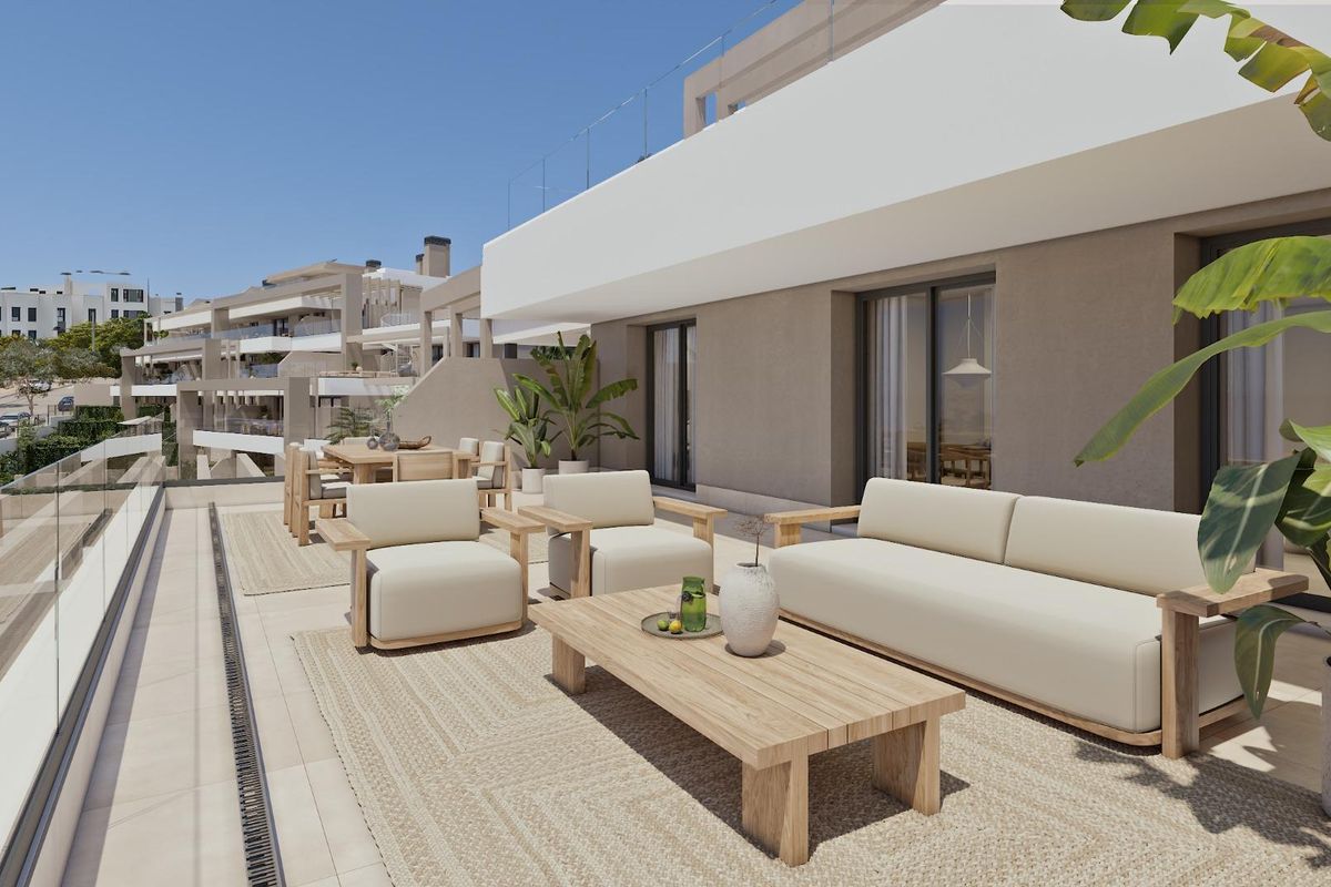Ruim terras met zitgedeelte buiten, perfect voor ontspanning in het appartement op de begane grond van Estepona.