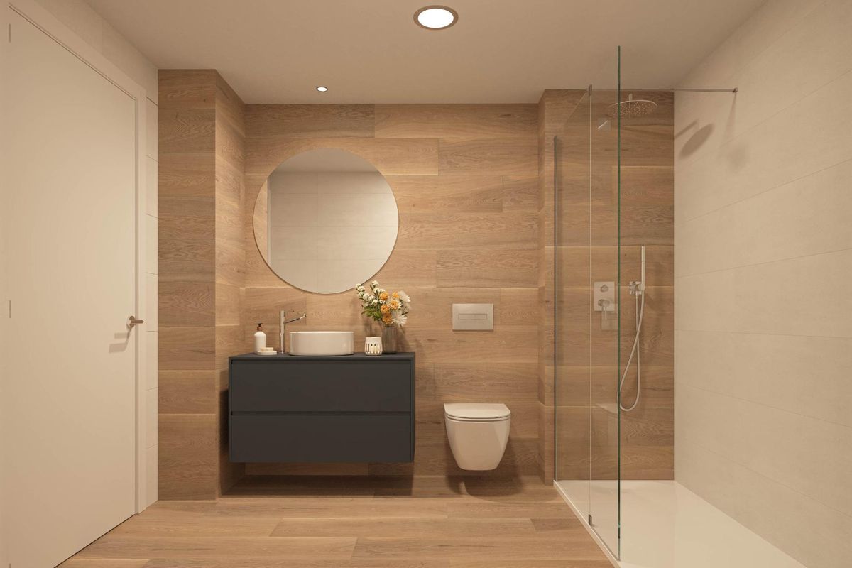 E hedendaagse badkamer met elegante armaturen en warme houttinten in El Verger, Costa Blanca Noord, Spanje.