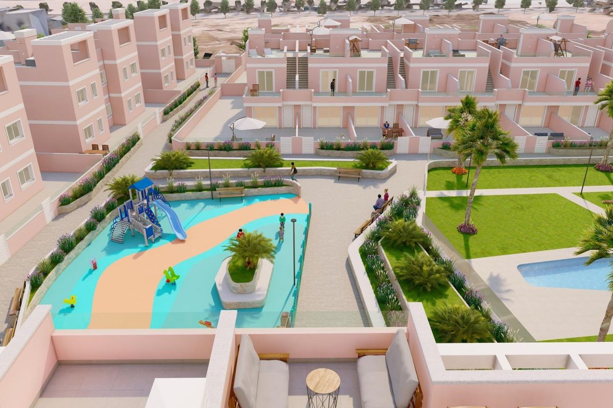 Overzicht van speelgebied en tuinen in het vastgoedcomplex in Pilar de La Horadada, ideaal voor gezinnen.