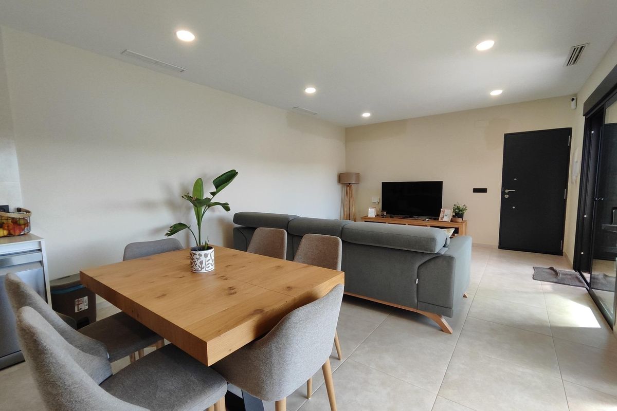 Cozy dining area in the villa's living space in Pinoso, complemented by modern furniture and decor.