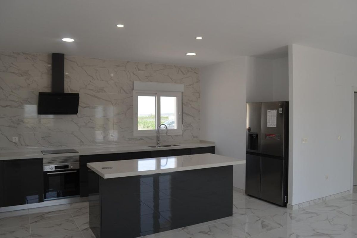 Stijlvolle keuken met een eiland en moderne apparaten in een 4-slaapkamer villa in Pinoso, Costa Blanca Zuid.
