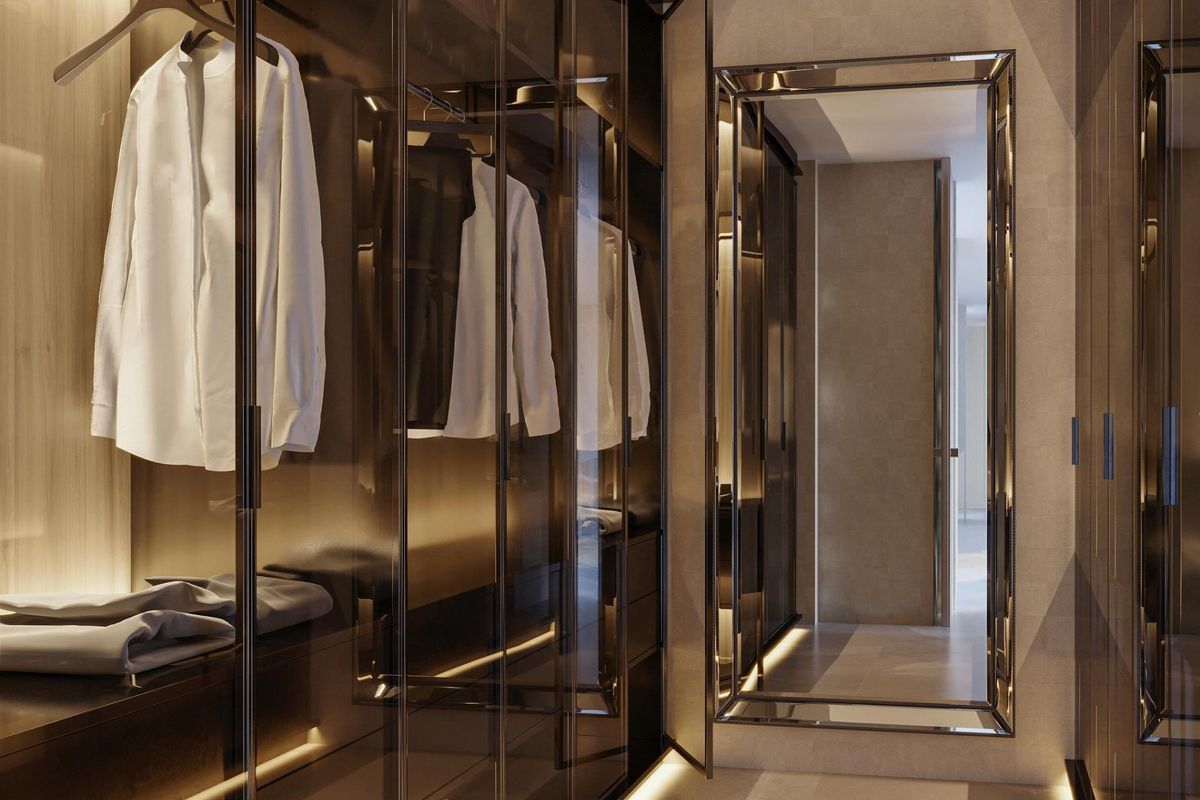 Luxueuze inloopkast in de villa in Marbella met een gestroomlijnd ontwerp en voldoende opbergruimte.