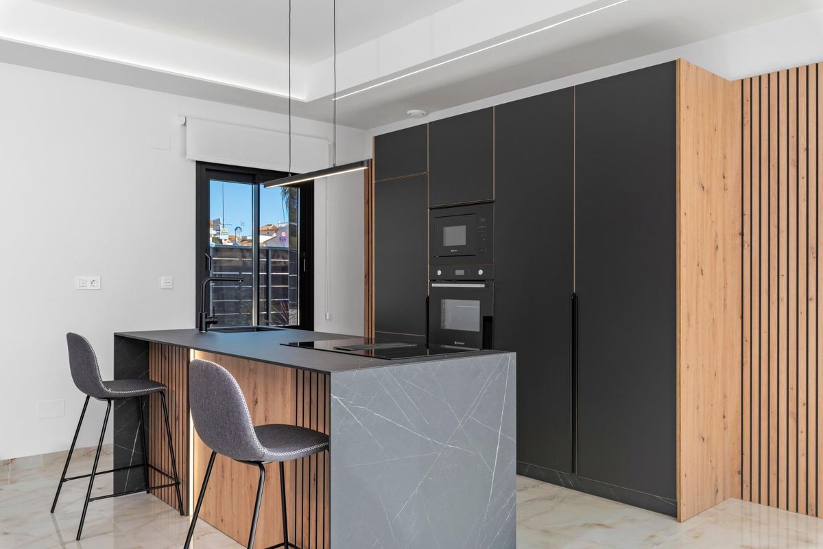 Stijlvolle keuken met modern eiland en zwarte kasten in een 3-slaapkamer villa in Algorfa, Costa Blanca Zuid.
