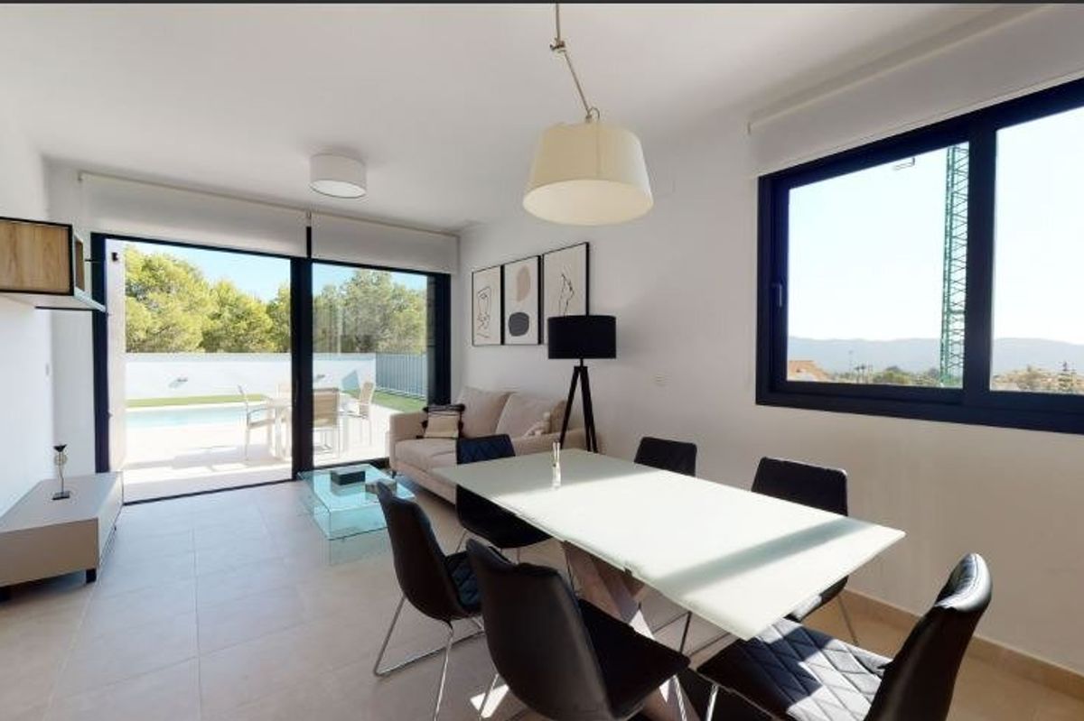 Elegante eetruimte met natuurlijk licht in een moderne villa in La Nucia, Costa Blanca.