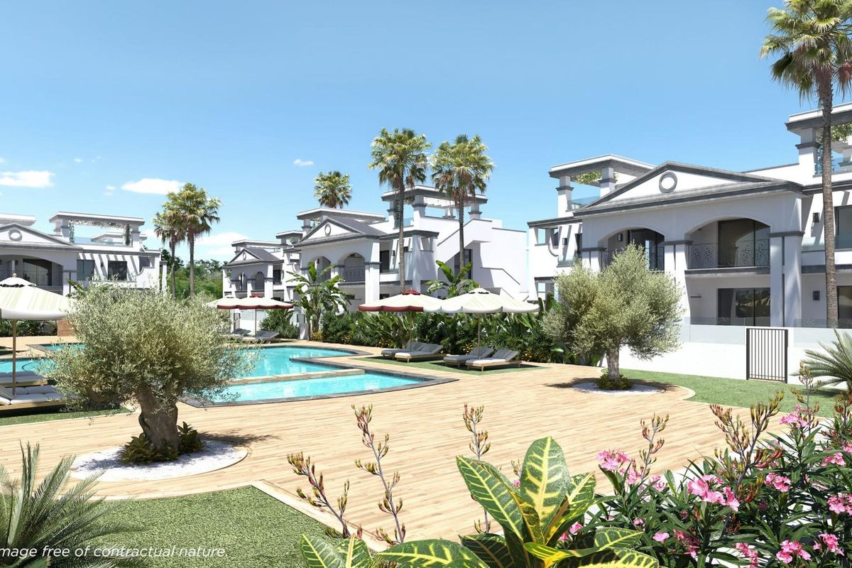 Groene tuin rondom het moderne zwembad in Rojales, Costa Blanca Zuid, Spanje.