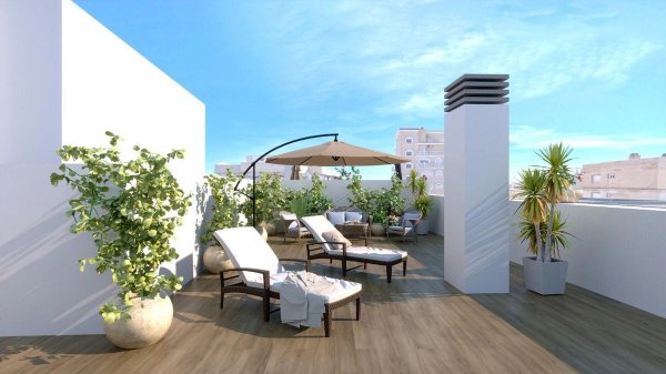 Ruimtelijk penthouse terras met ligstoelen en planten, met een zonnig uitzicht in Torrevieja, Spanje.