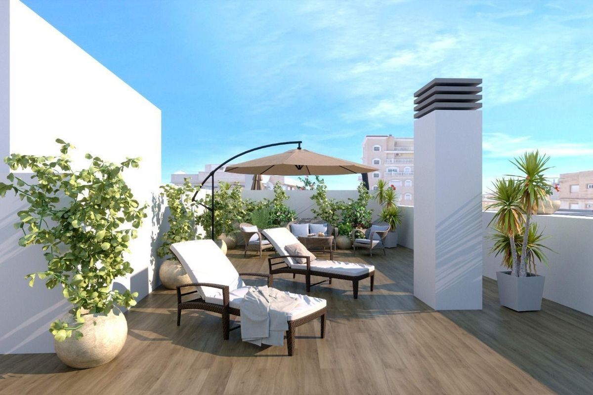 Ruimtelijk penthouse terras met ligstoelen en planten, met een zonnig uitzicht in Torrevieja, Spanje.