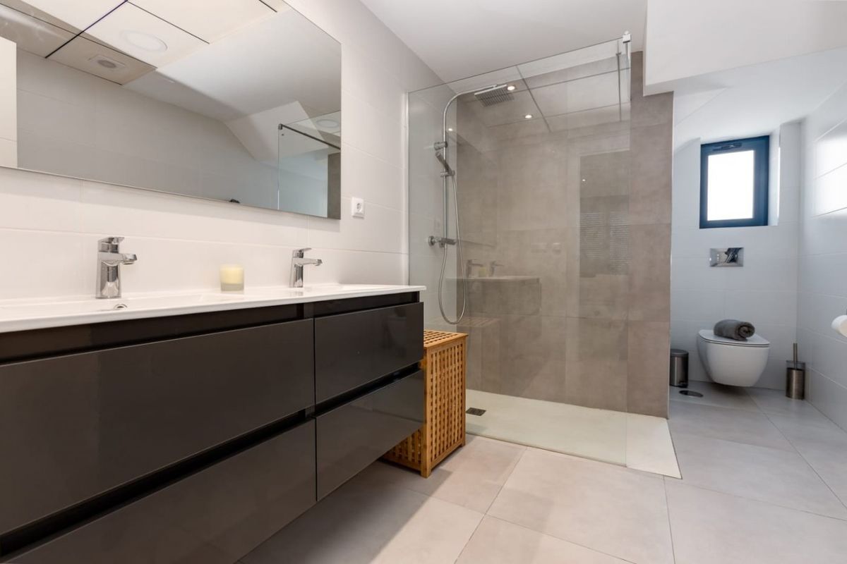 Modern badkamer met strakke armaturen en een glazen douche, gelegen in een 3-slaapkamer villa in Costa Blanca Zuid, Spanje.
