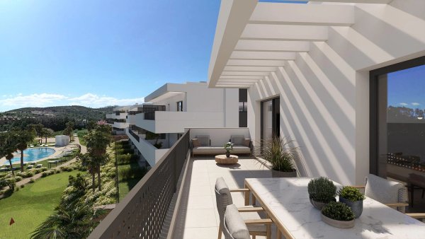 Ruime terras van een 2-slaapkamer penthouse in Estepona, Costa del Sol, met uitzicht op het zwembad en de tuin.