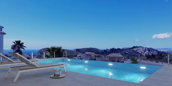 Adembenemend infinity zwembad met uitzicht op de bergen bij een villa in Benitachell, Costa Blanca Noord.