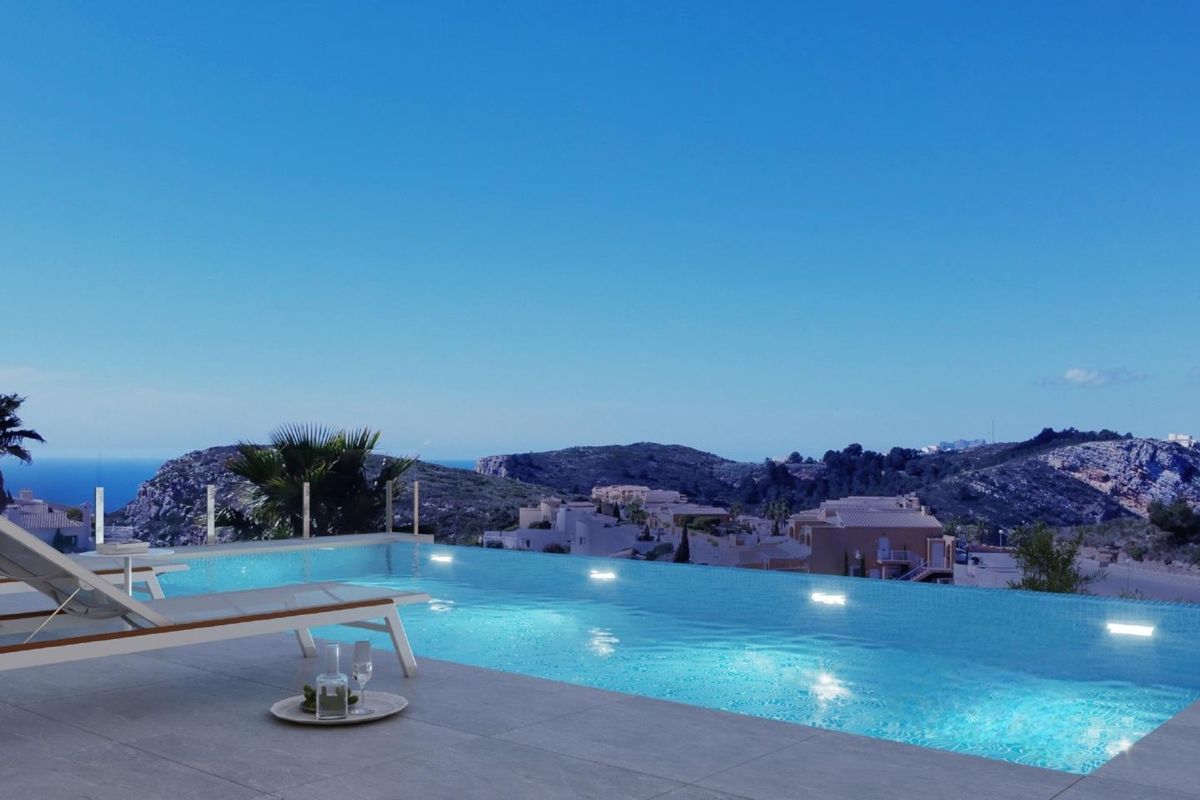 Adembenemend infinity zwembad met uitzicht op de bergen bij een villa in Benitachell, Costa Blanca Noord.