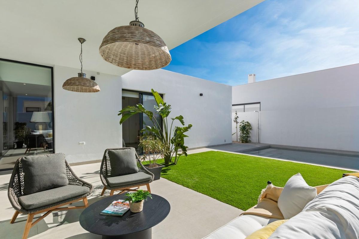 Buiten terras met zitplaatsen en planten in een moderne villa, gelegen in Cartagena, Costa Calida.