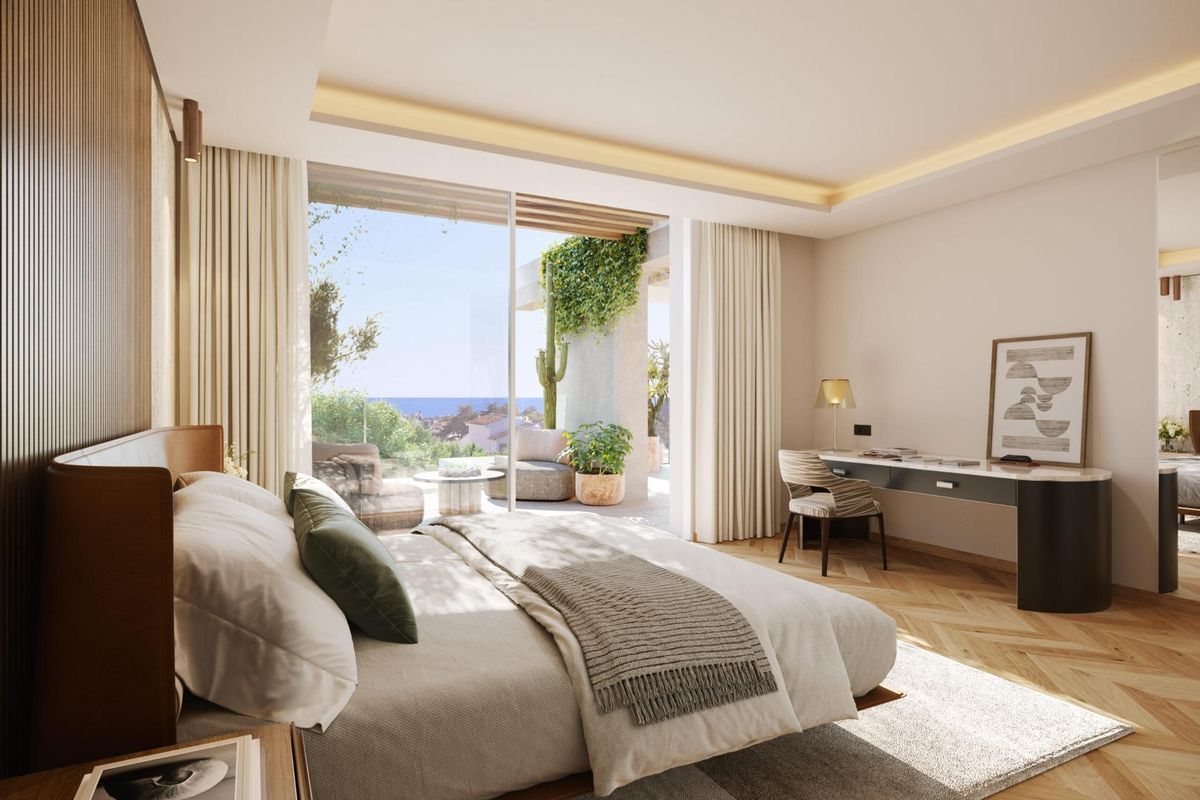 Stijlvolle slaapkamer in het penthouse in Marbella, met een serene sfeer en direct uitzicht op de buitenlucht.