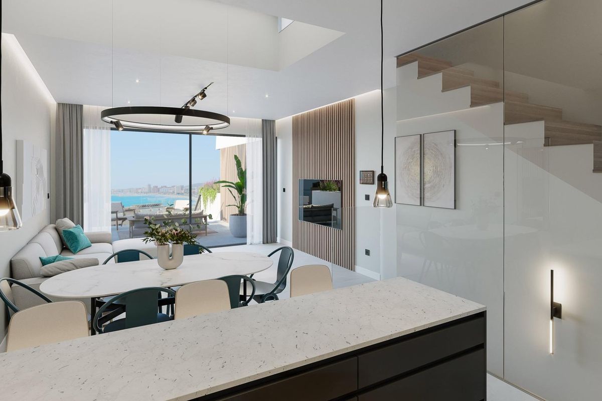 Stijlvolle eetruimte met uitzicht in deze townhouse in Fuengirola, met een modern keukendesign.