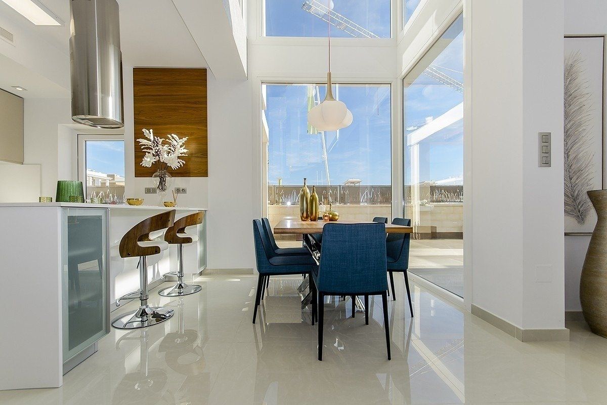 Moderne eetopstelling in de villa gelegen in Vera, Costa de Almeria, benadrukt door natuurlijk licht en uitzicht.