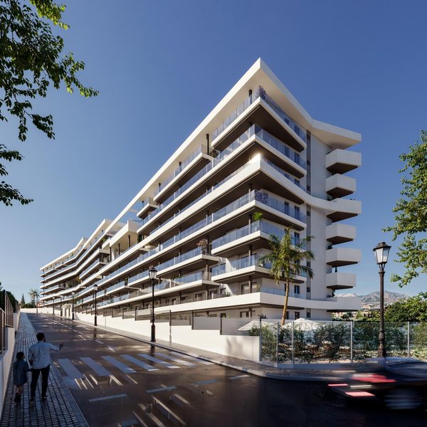 Moderne buitenkant van een 2-slaapkamer appartementengebouw in Fuengirola, Costa del Sol, met balkons en palmbomen.