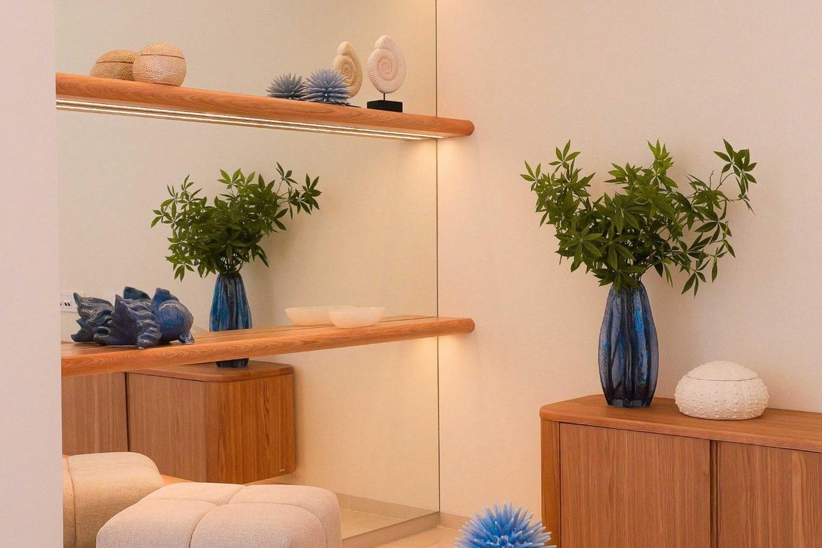 Moderne interieurontwerpen die een plankschap en decoratieve elementen in Rojales, Costa Blanca Zuid tonen.