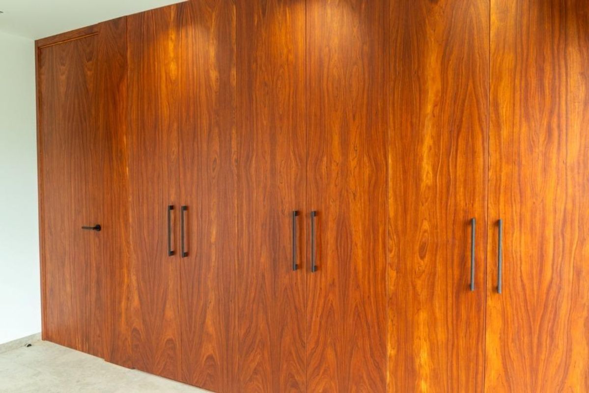 Luxe houten ingebouwde opslag toont vakmanschap in een villa gelegen in Calpe, Costa Blanca Noord.