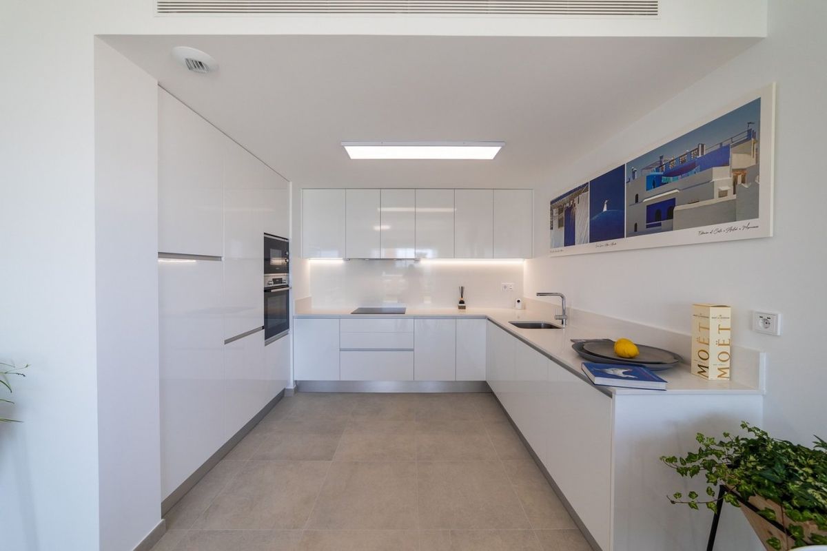 Functioneel keukenlayout met moderne kenmerken in een 3-slaapkamer appartement in Santa Pola, Costa Blanca.