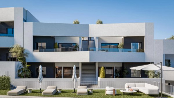 Buitenzijde van een moderne bungalow met 3 slaapkamers in San Miguel de Salinas, met balkons en groen.