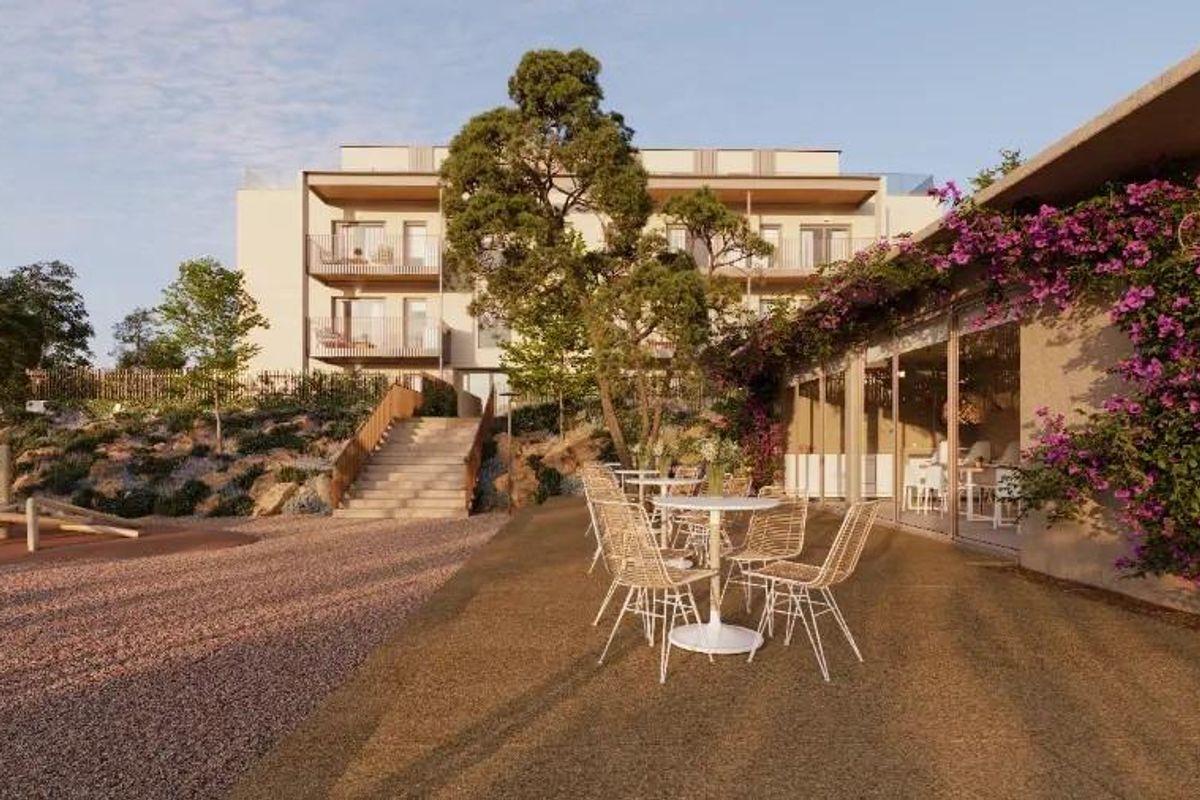 Buiten eetruimte met tafels en groen in het appartementencomplex in Godella, Costa Blanca Noord.