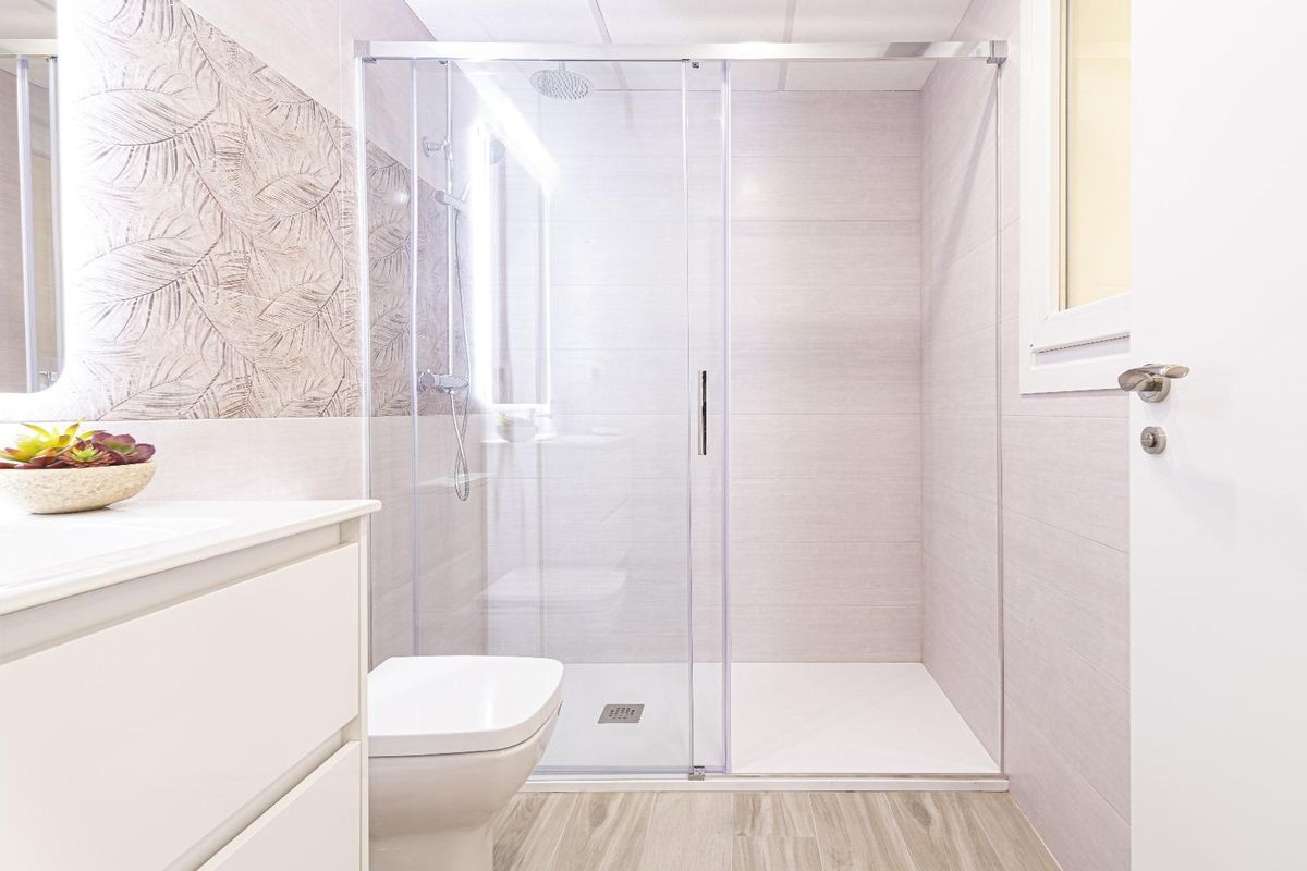 Contemporary badkamer met een inloopdouche en moderne armaturen in een townhouse in La Manga del Mar Menor.