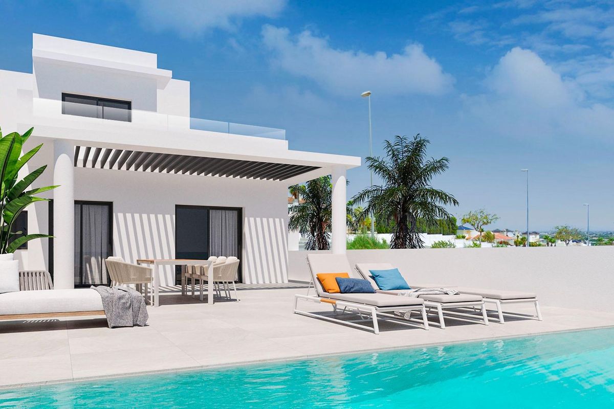 Moderne villa buitenkant met zwembad en terras in Rojales, Costa Blanca Zuid, met buitenzitplaatsen.