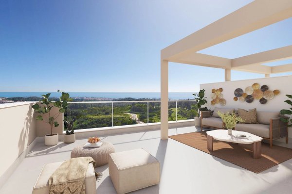 Prachtig terras van een penthouse in Mijas met uitzicht over de Costa del Sol en moderne zitplaatsen.