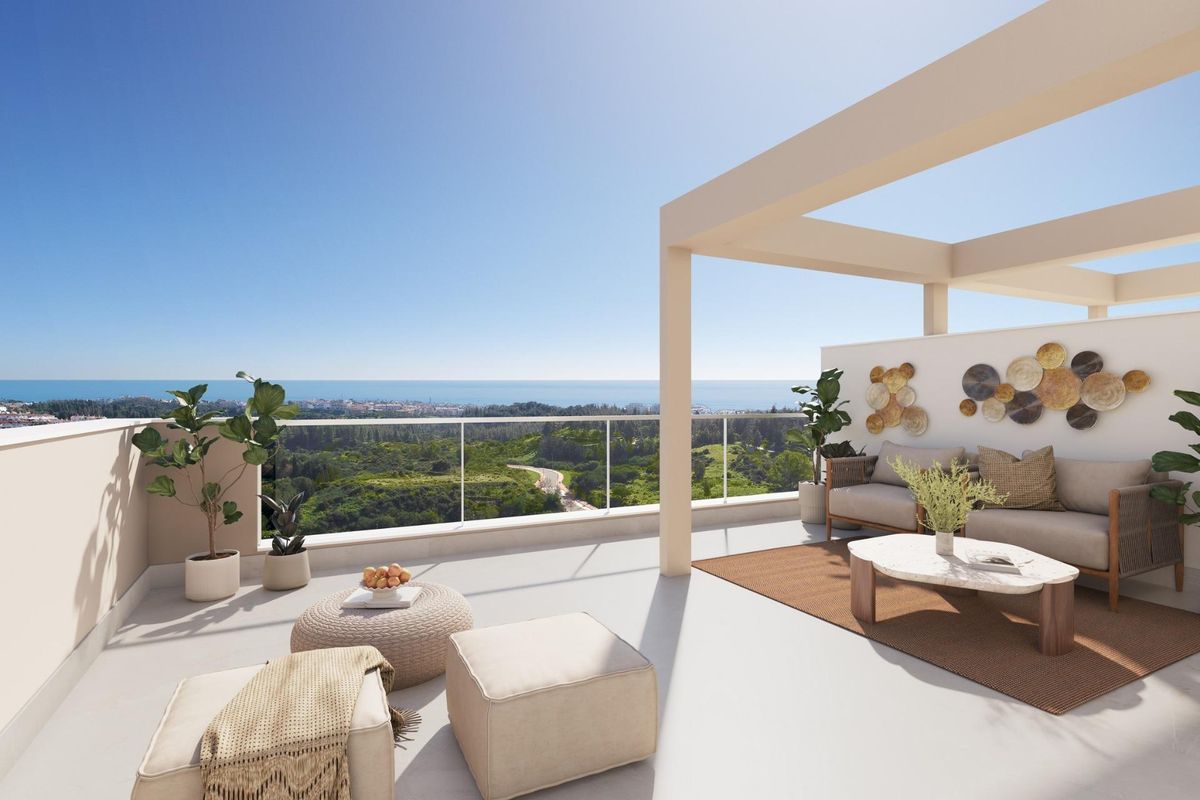 Stijlvol terras van een 3-slaapkamer penthouse met zeezicht in Mijas, Costa del Sol, met moderne meubels.