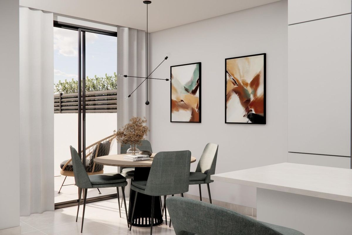 Gezellige eetruimte in de townhouse in Rojales, met moderne kunst en een heldere ambiance.