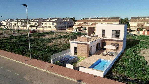Luchtfoto van een moderne 3-slaapkamer townhouse met zwembad in San Javier, met stijlvolle architectuur en tuin.
