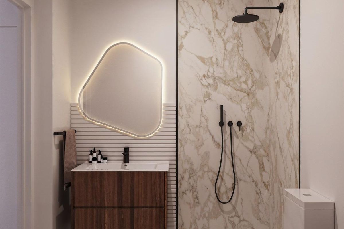 Elegante badkamerontwerp met marmeren details in een bungalow met 3 slaapkamers in San Miguel de Salinas.