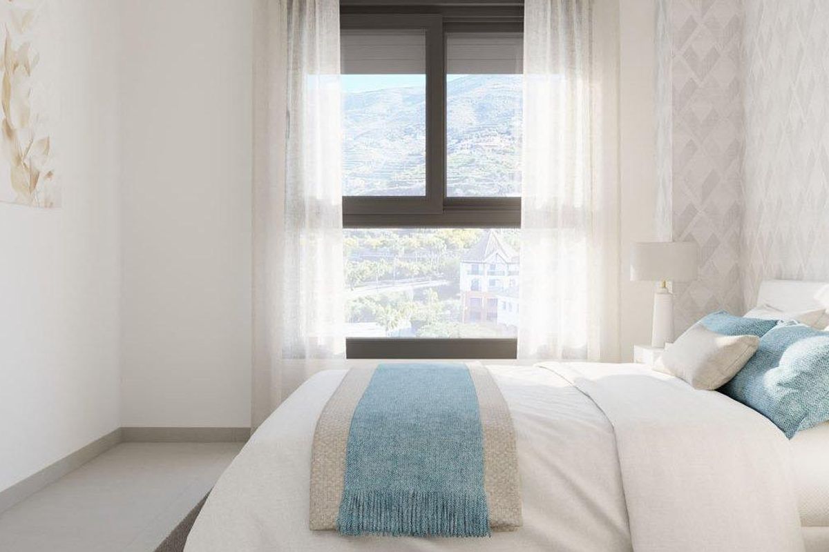 Lichte slaapkamer in een 3-slaapkamer penthouse met uitzicht op de bergen in Almuñecar, Costa del Sol.