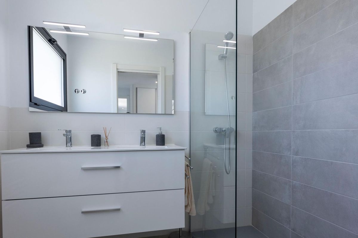 Modern badkamer in een villa in Calasparra met strak ontwerp en schone lijnen, perfect voor ontspanning.