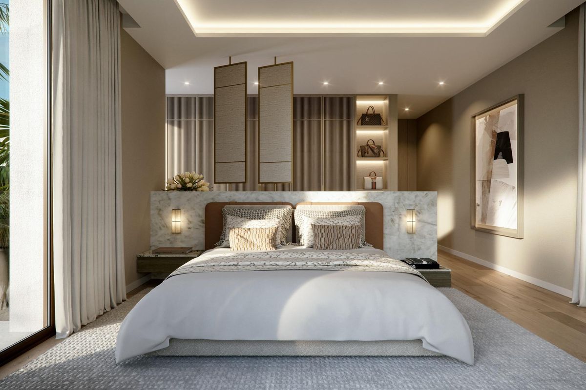 Soepele slaapkamer in de villa in Marbella, met luxe beddengoed en een serene decor.